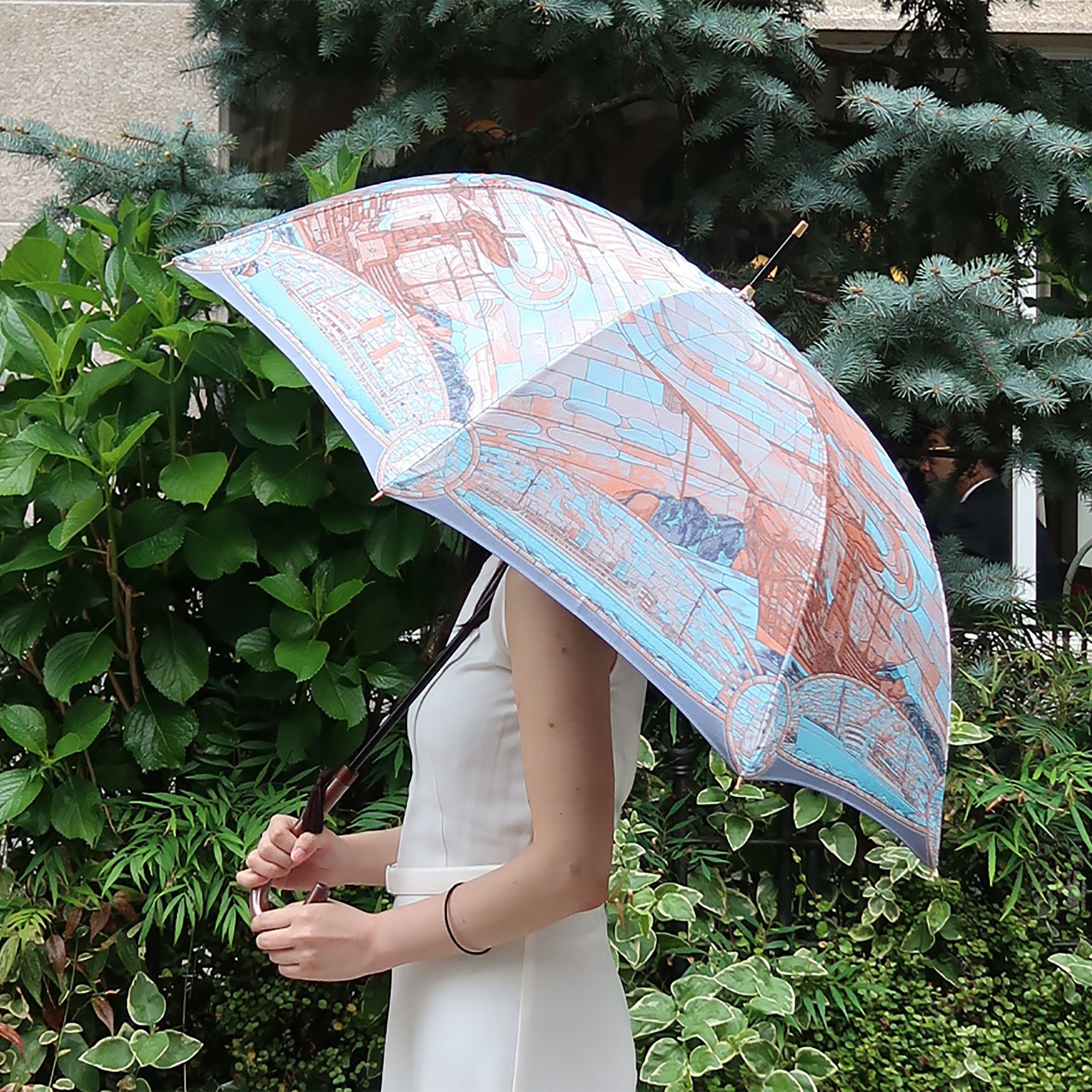晴雨兼用レディース傘 ポーハタン号 小柄 ブルー×ピンク 使用イメージ