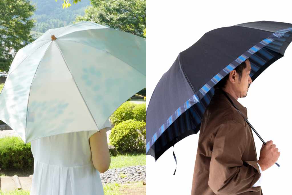 ライトブルーのレディース折りたたみ傘を差す女性と内ストライプ柄のメンズ折りたたみ傘を差す男性