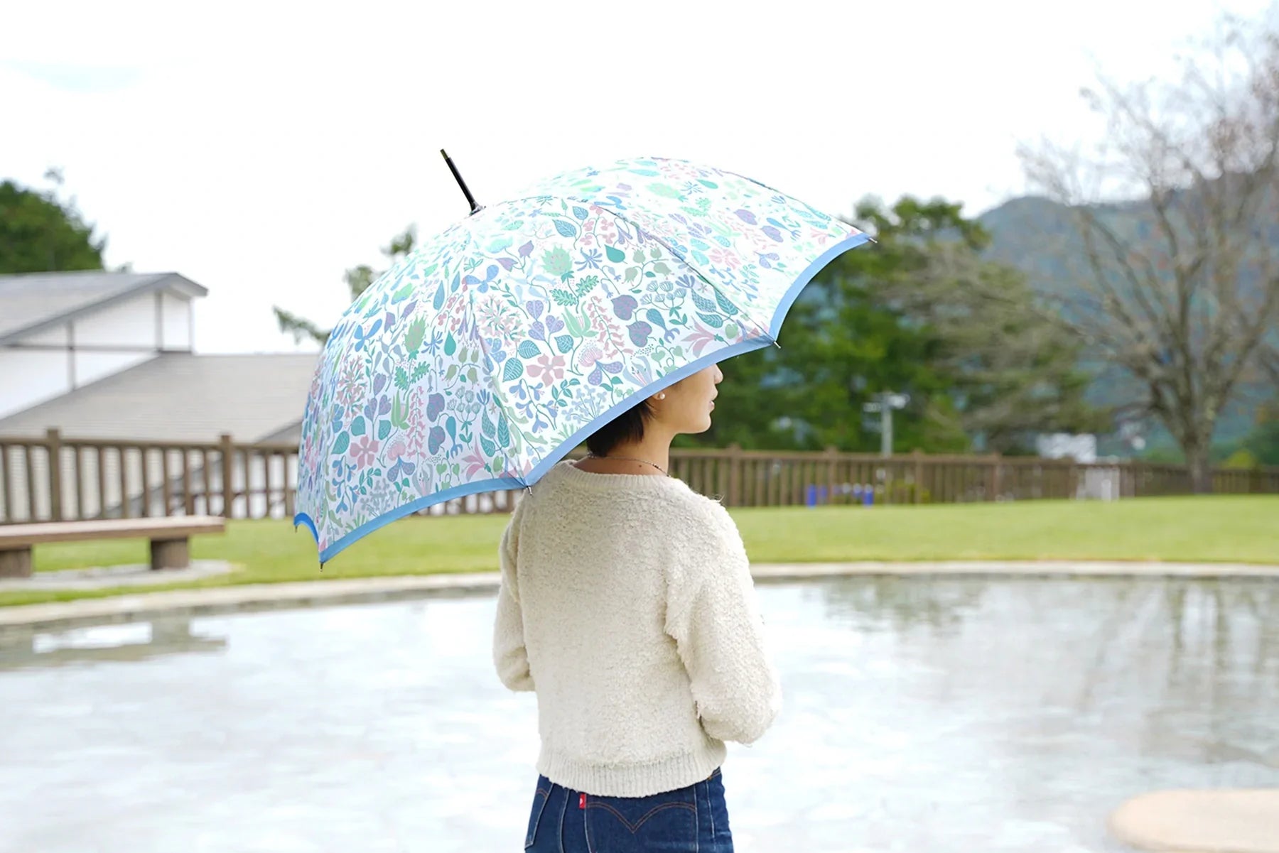植物柄のレディース傘を差す女性