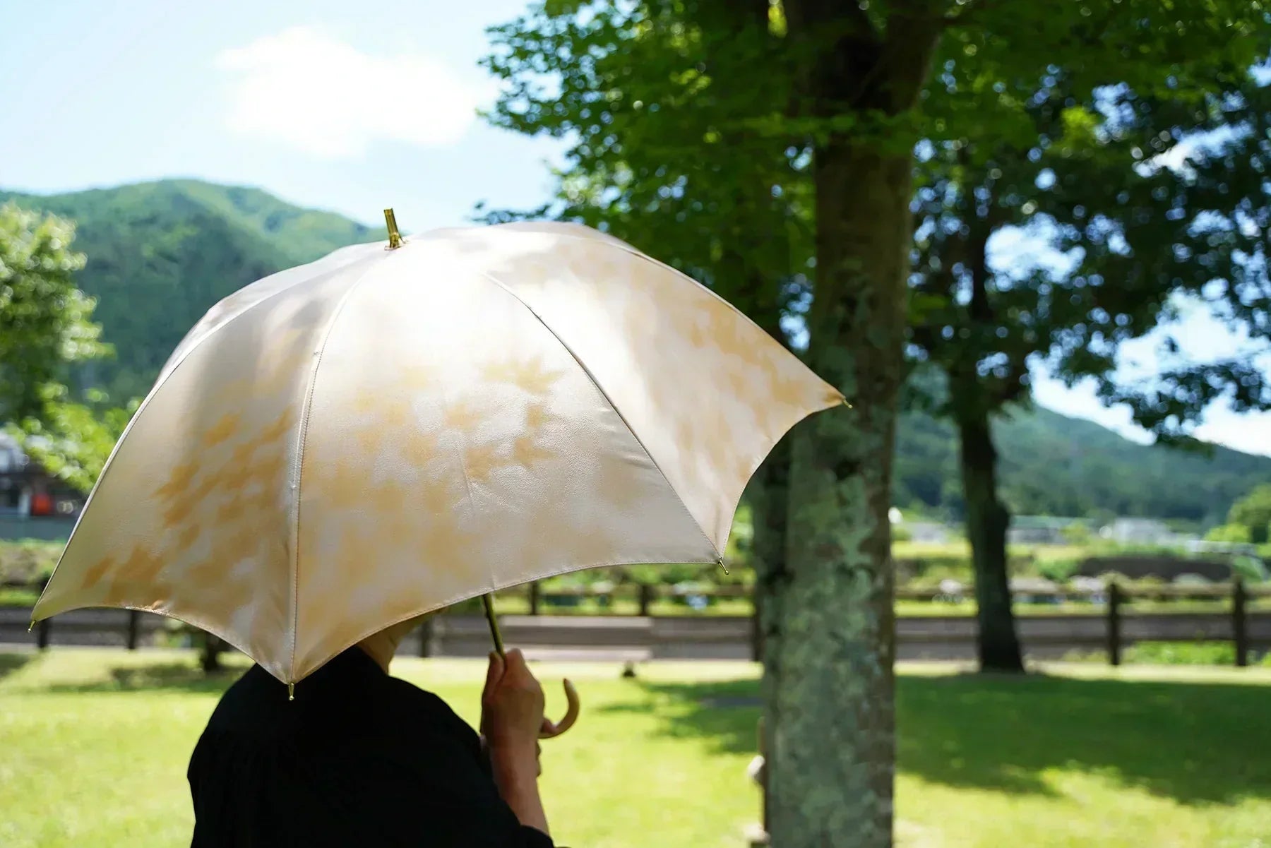 黄色の晴雨兼用日傘