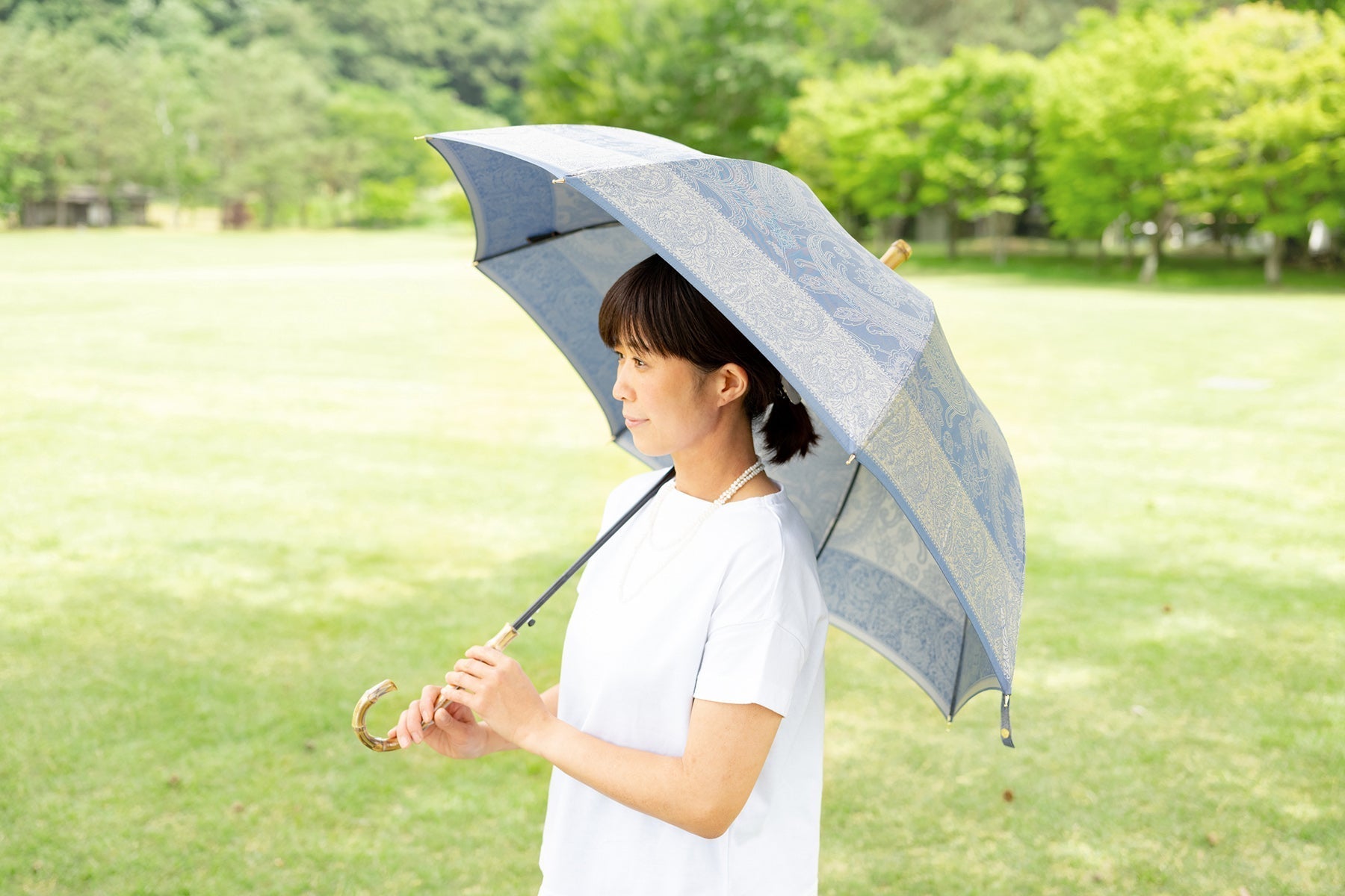 ペイズリー柄のブルーのレディース傘を差す女性