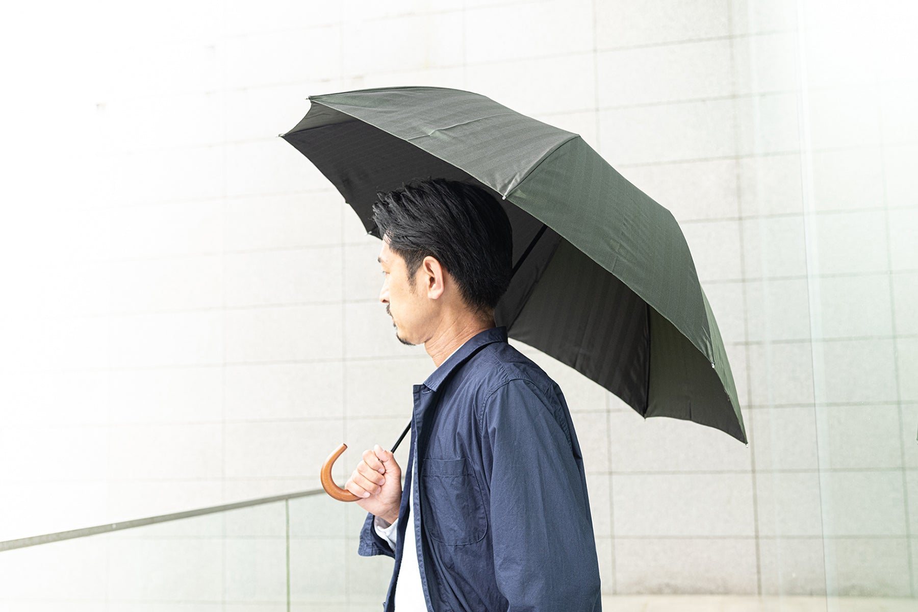 カーキ色の紳士折りたたみ傘