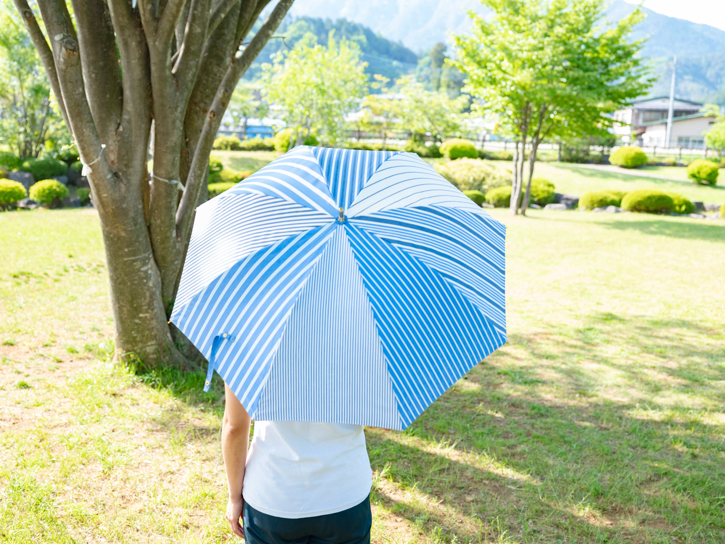 ストライプ柄の晴雨兼用日傘