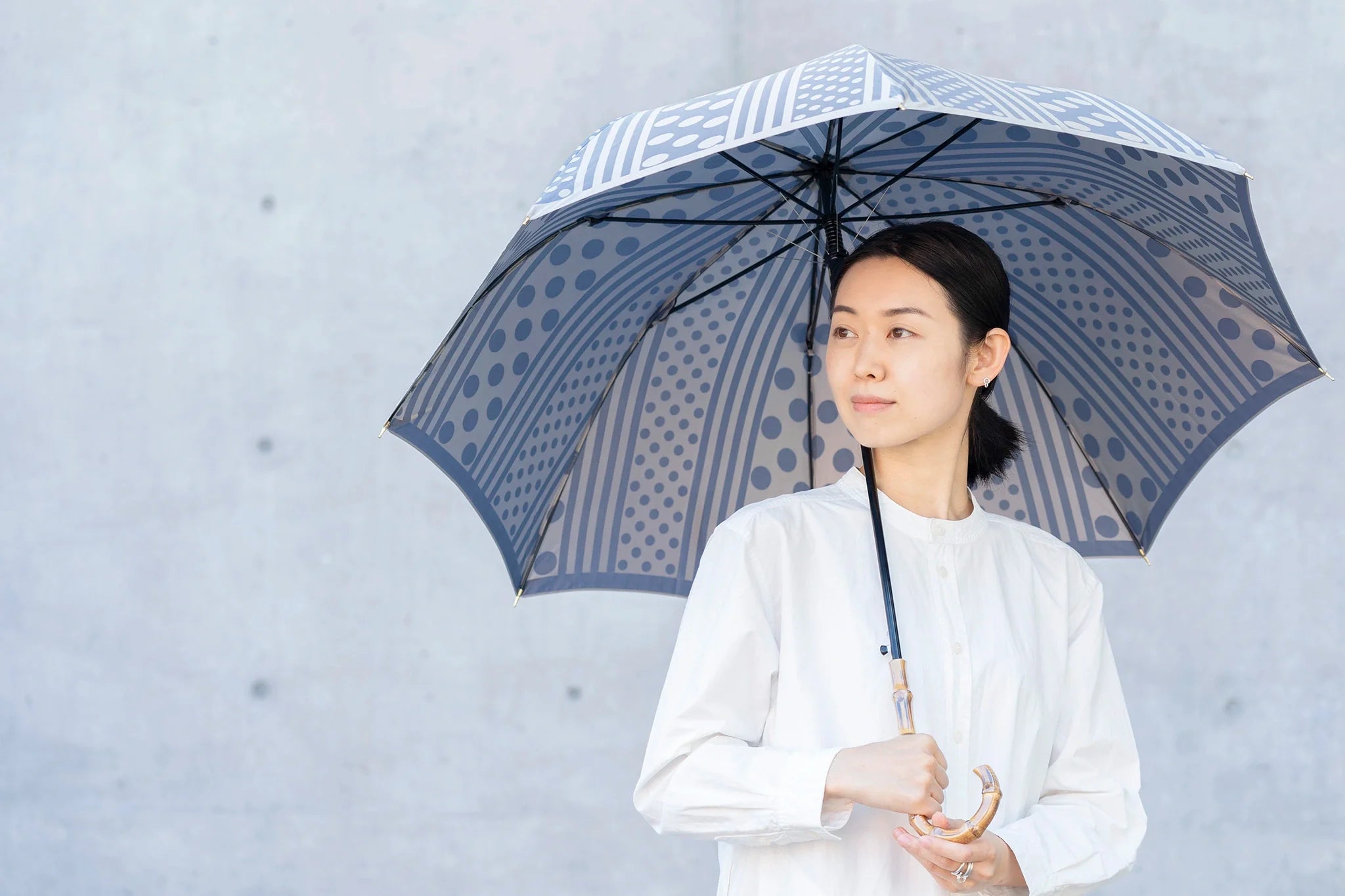 ブルーの晴雨兼用雨傘