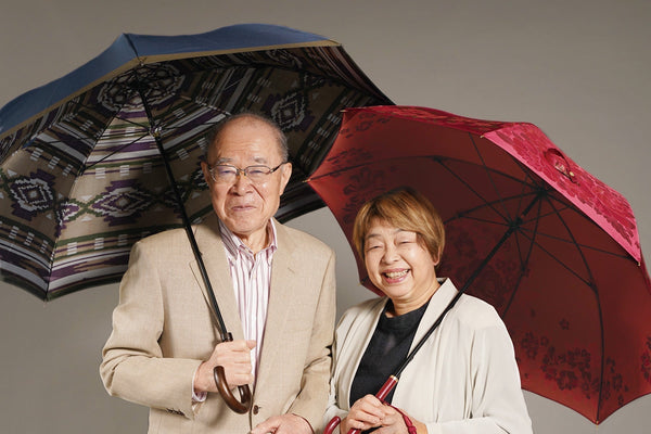 仲良く傘を差す夫婦