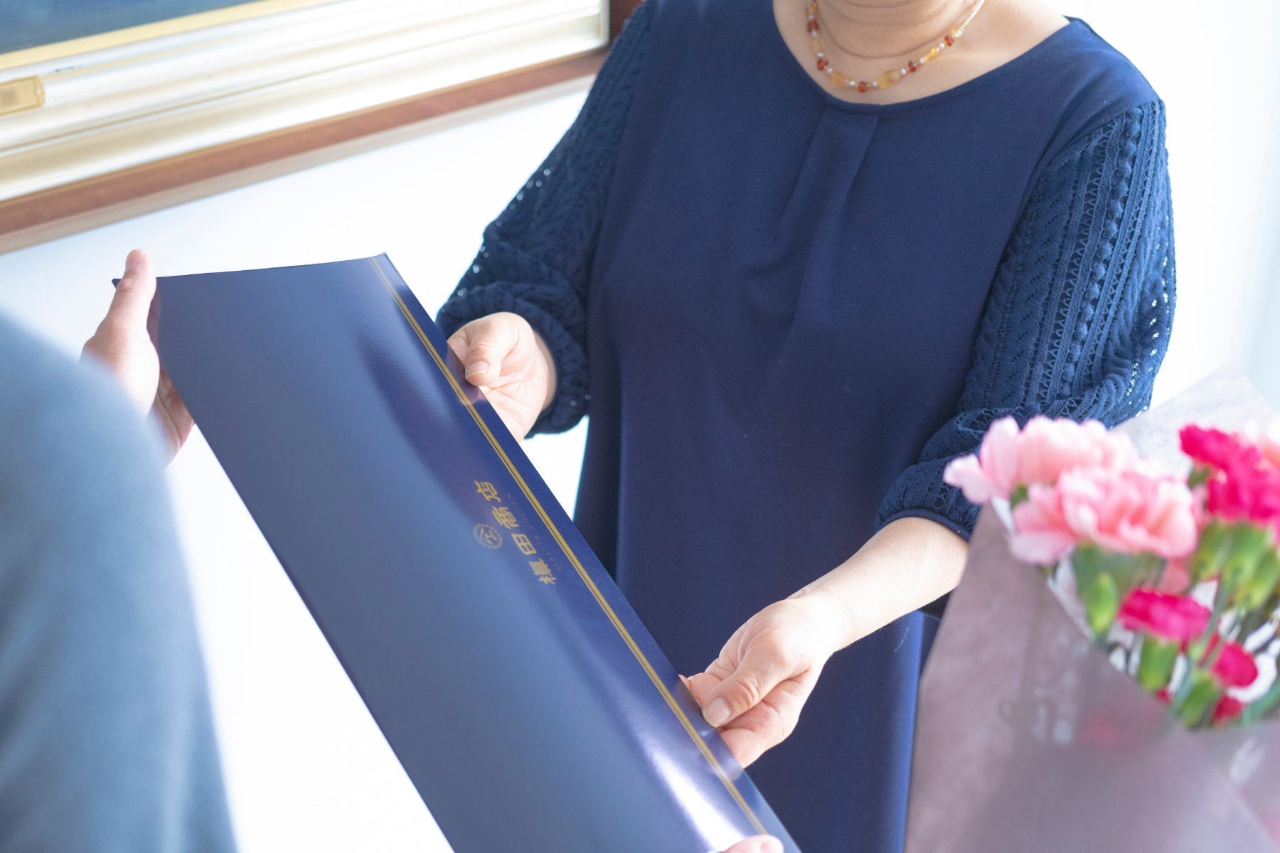 傘のギフトボックスを手渡す様子