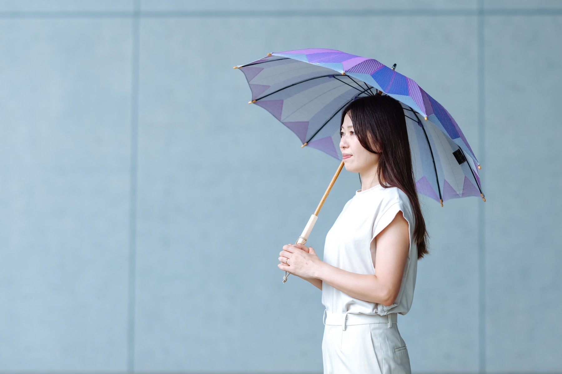 紫色の日傘を差す女性