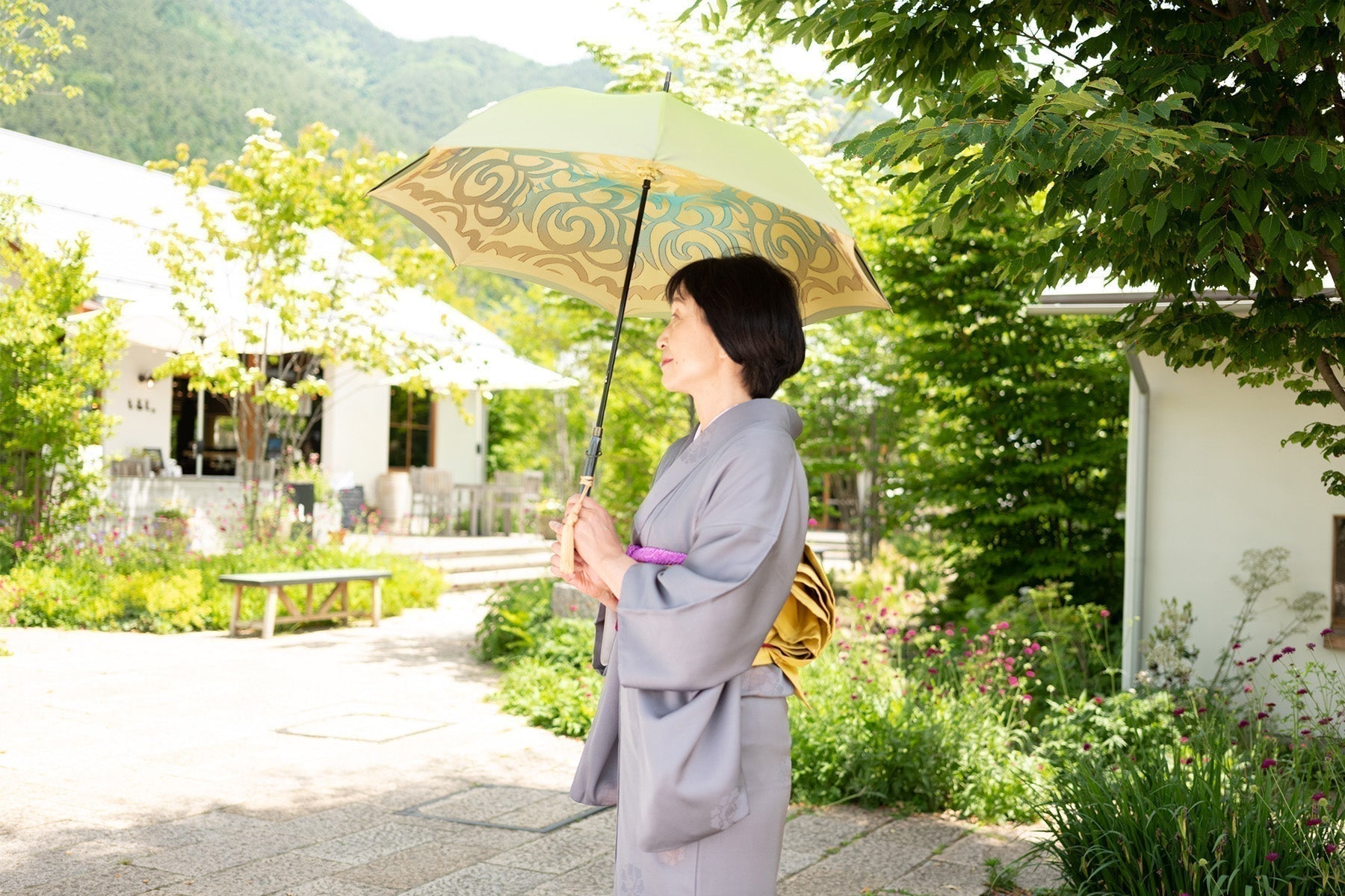 晴雨兼用雨傘を差す着物の女性