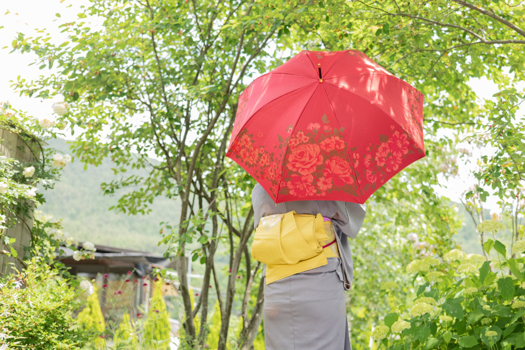 晴雨兼用傘絵おりをさす女性