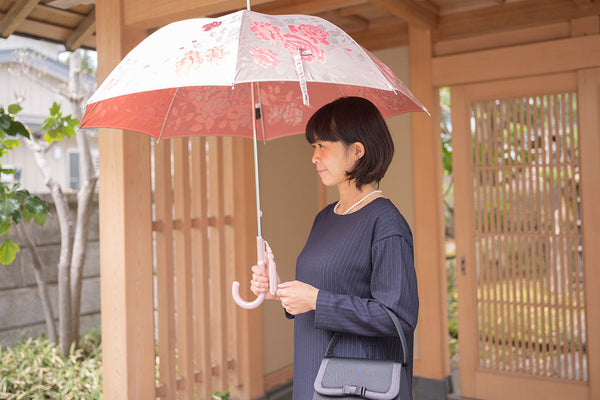 バラ柄の傘をさす女性