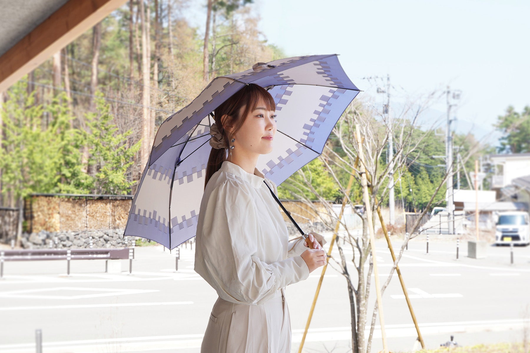 晴雨兼用レディース傘を差す女性