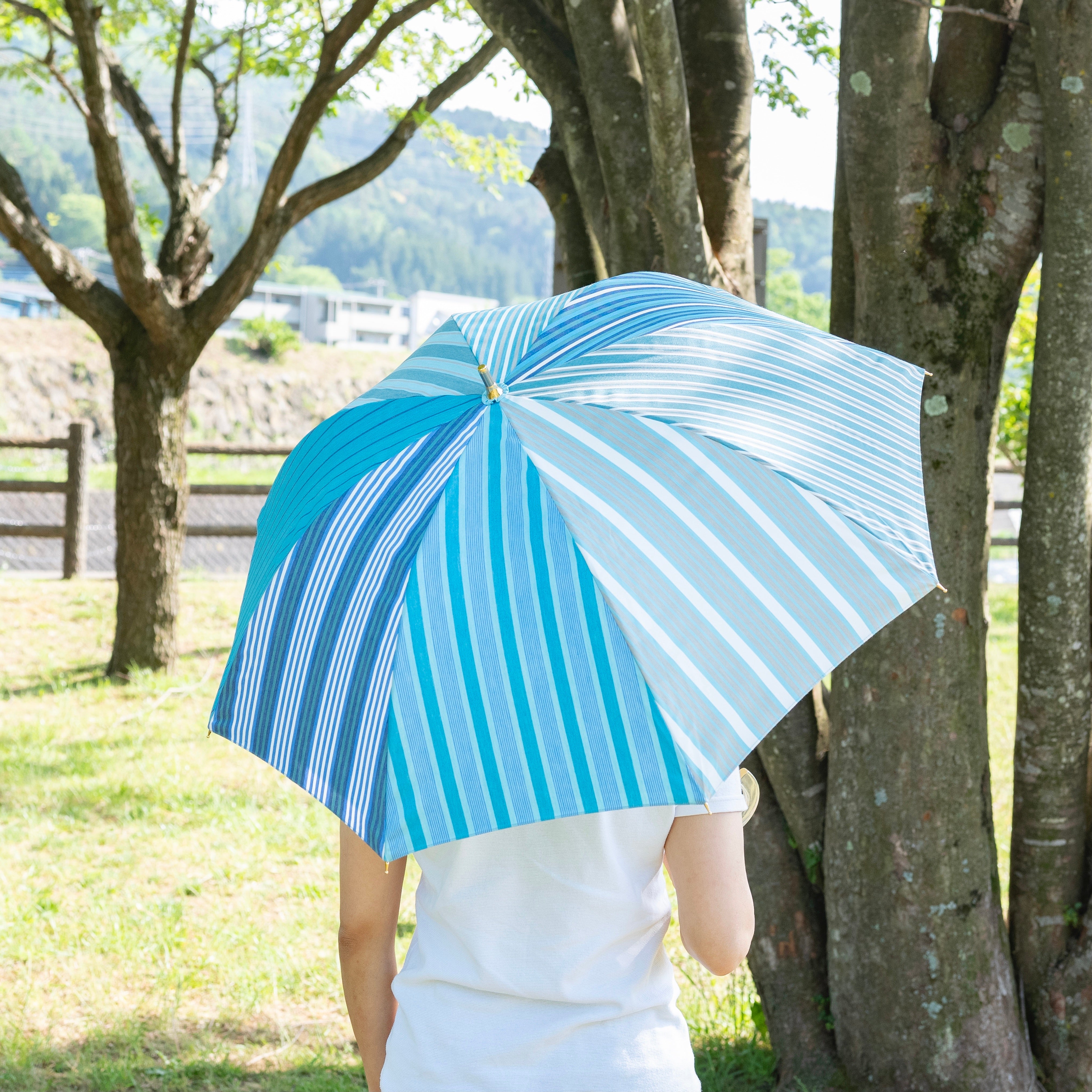 ストライプ柄の日傘