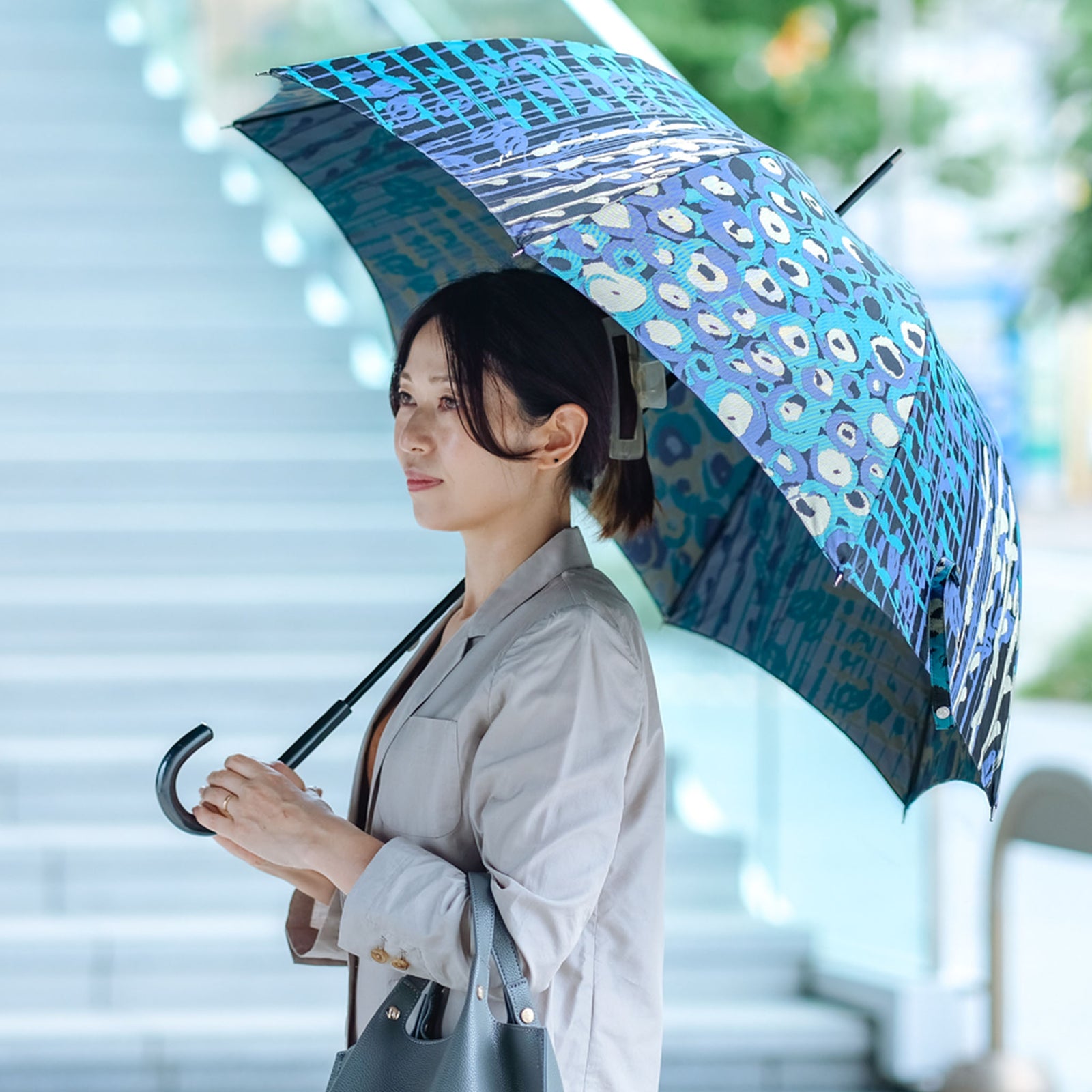 抽象的な花柄がおしゃれなレディース長傘！晴雨兼用雨傘8本骨60cm