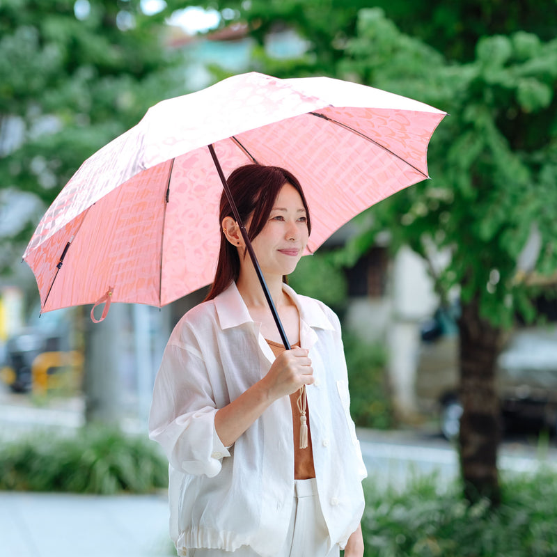 晴雨兼用 レディース Aneqdot ローズ サーモンピンク 折りたたみ傘 使用イメージ