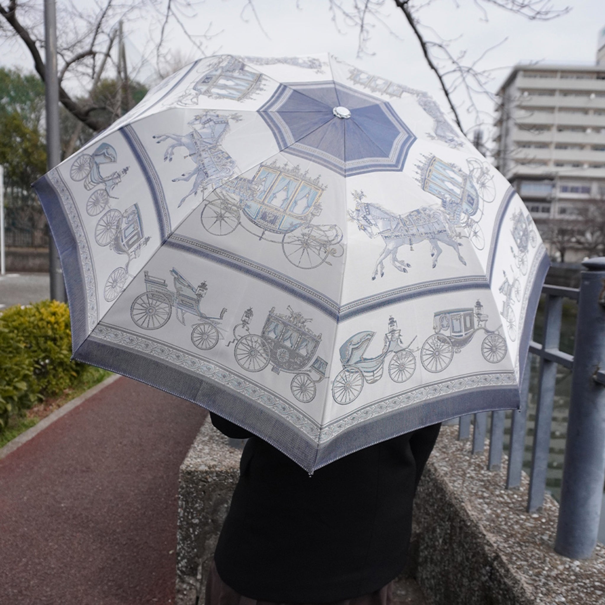 Umbrella of Yokohama　折りたたみ傘（馬車行列）ブルー　使用イメージ