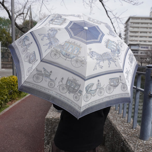 Umbrella of Yokohama　折りたたみ傘（馬車行列）ブルー　使用イメージ