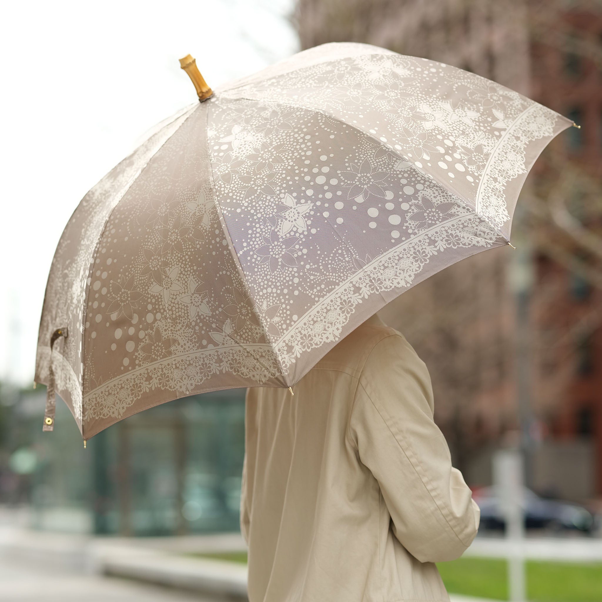 美品　FENDI ロゴ柄　総柄　長傘 ロング傘　持ち手木製　雨傘 黒 金 美品 FENDI ロゴ柄 総柄 長傘 ロング傘 持ち手木製 雨傘 黒 金