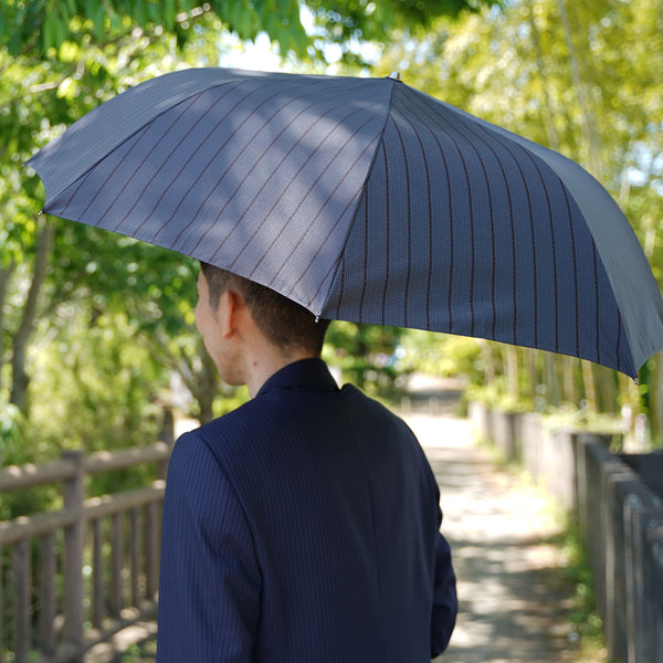 晴雨兼用日傘(折りたたみ傘)　メンズ　Shede　Chidori Stripe  グレー　使用イメージ