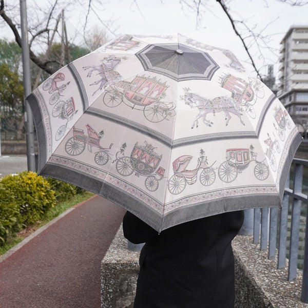 Umbrella of Yokohama　折りたたみ傘（馬車行列）ピンク×ブラック　使用イメージ