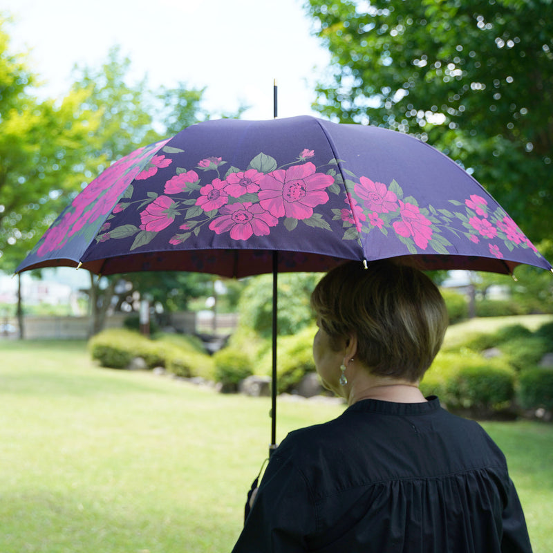 レディース晴雨兼用傘　絵おり　大バラ　ネイビー　使用イメージ