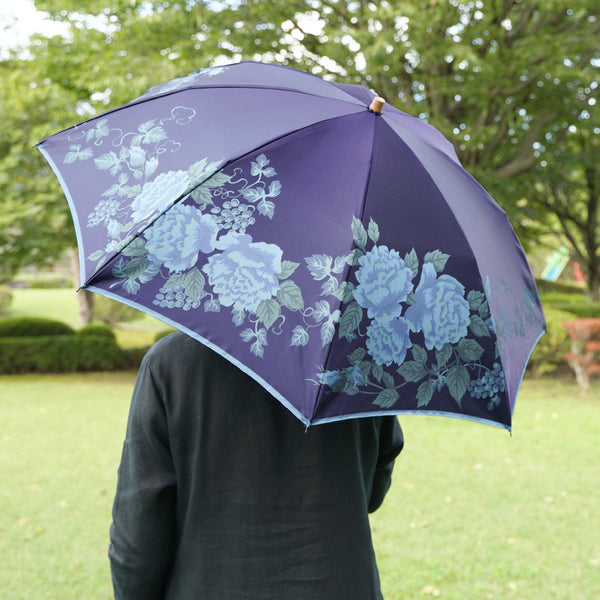 晴雨兼用　レディース　絵おり　バラとぶどう　ネイビー　折りたたみ傘　使用イメージ