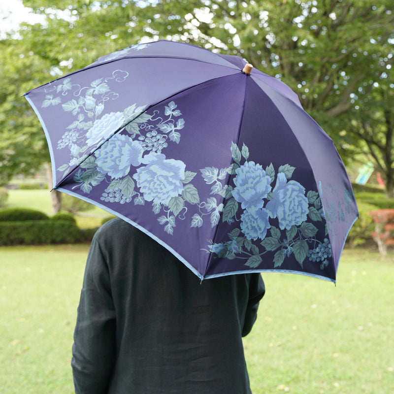 晴雨兼用　レディース　絵おり　バラとぶどう　ネイビー　折りたたみ傘　使用イメージ