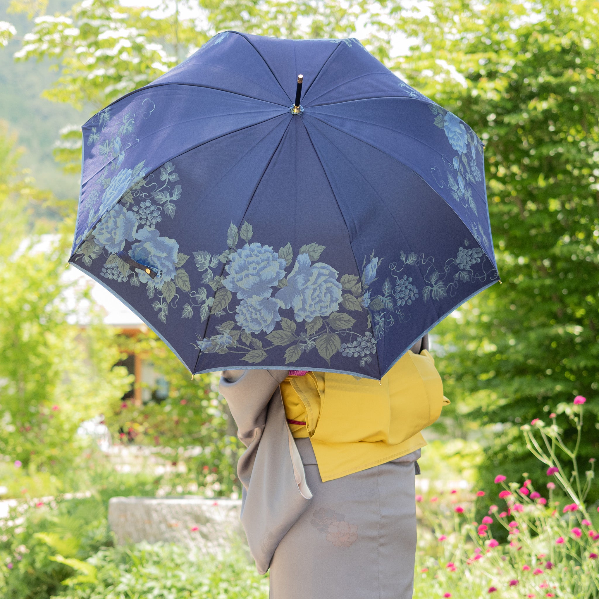 晴雨兼用レディース傘　バラとぶどう　ネイビー　長傘　使用イメージ