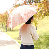 晴雨兼用　レディース　こもれび　カエデ　オレンジ　折りたたみ傘　使用イメージ