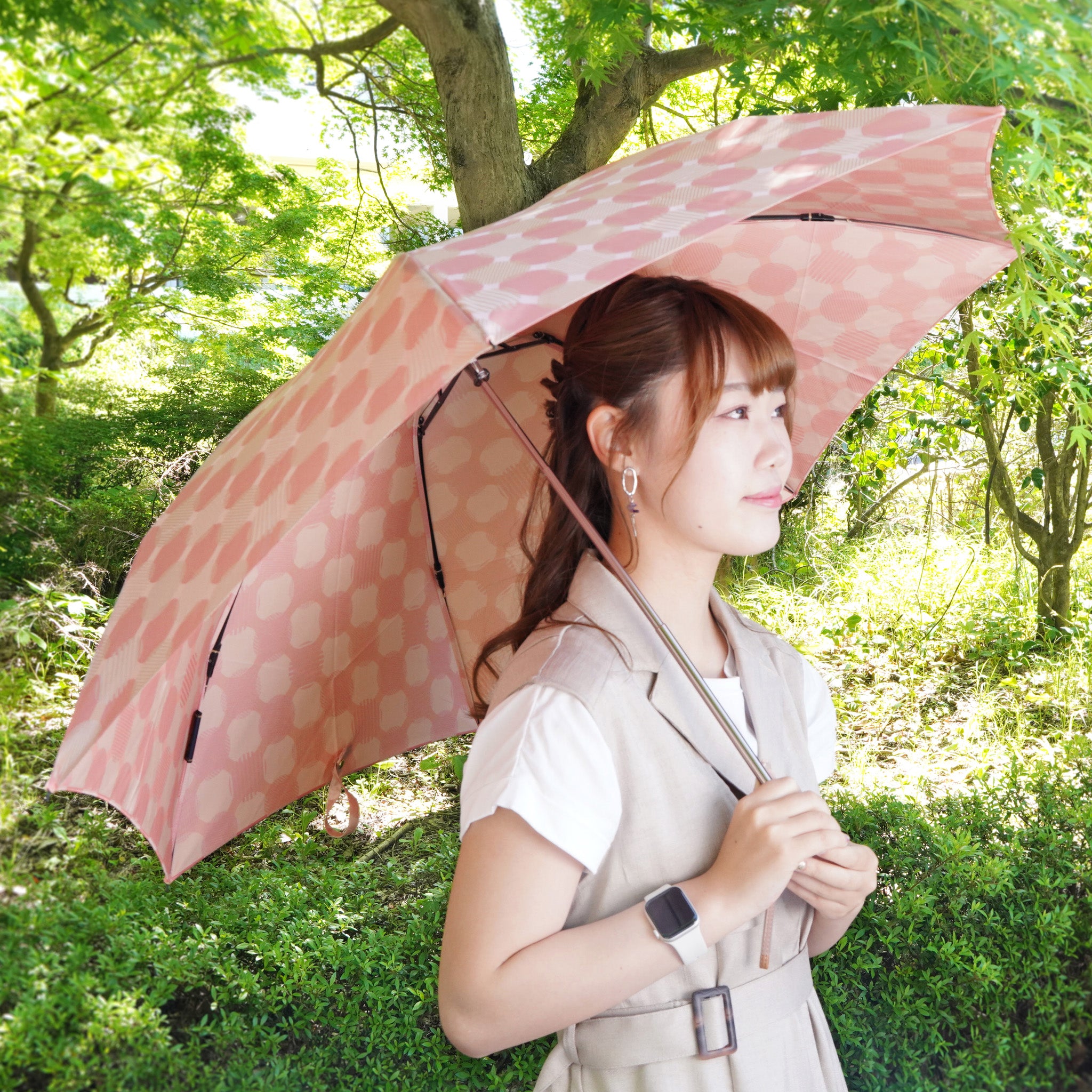 晴雨兼用　レディース　ノルディック　ドットコラージュ　ピンク　折りたたみ傘　使用イメージ