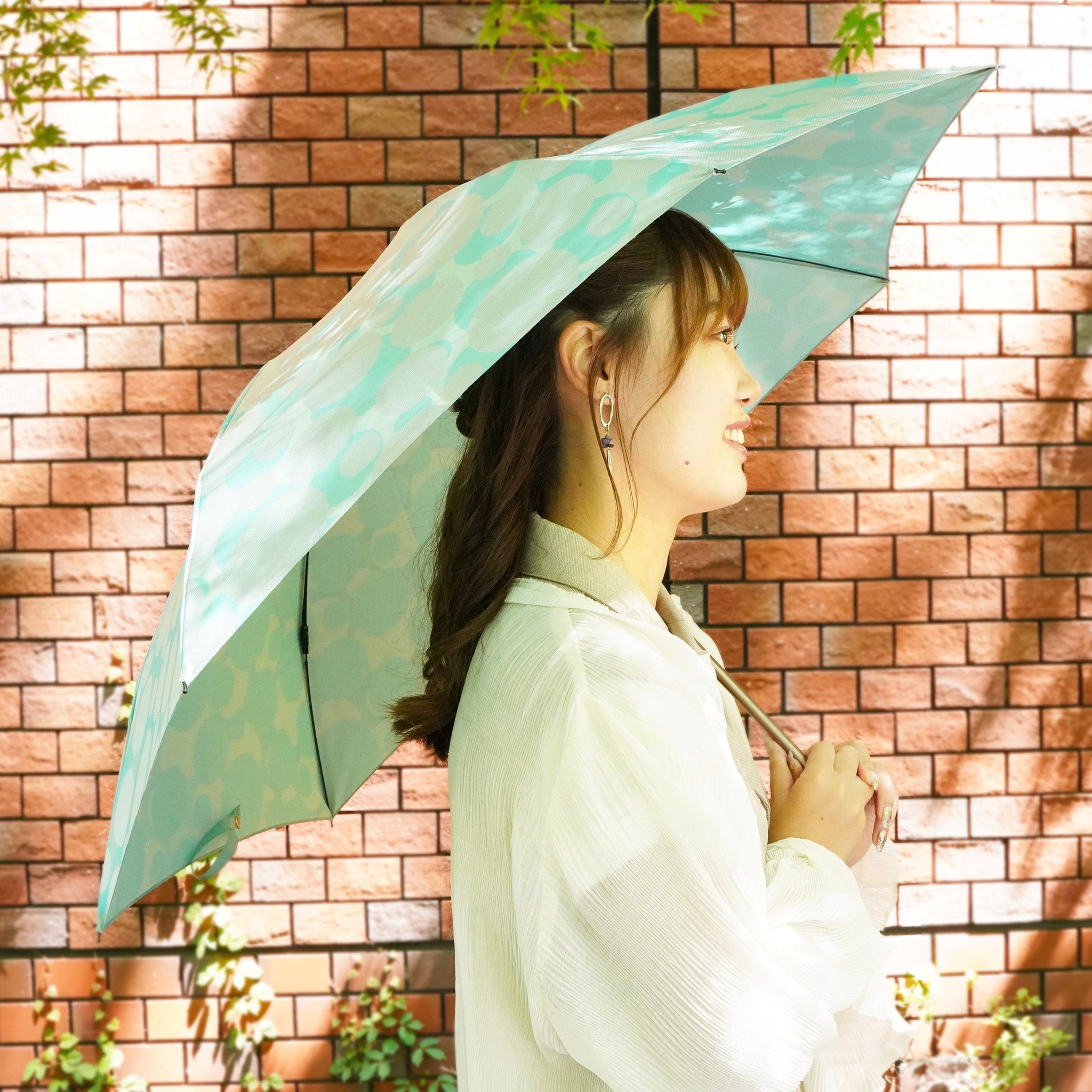 晴雨兼用　レディース　ノルディック　バブル　グリーン　折りたたみ傘　使用イメージ