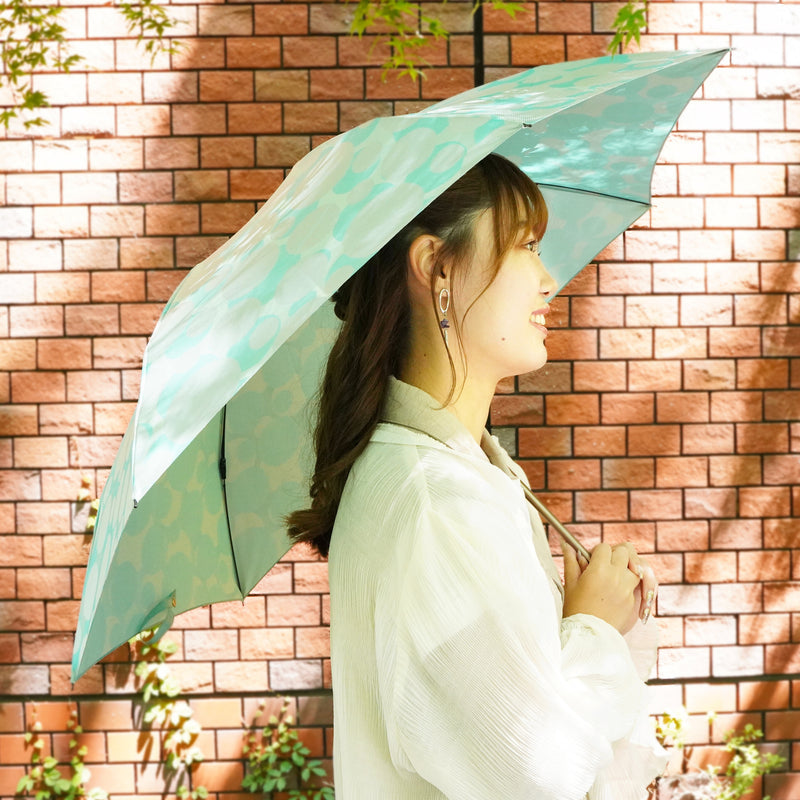 晴雨兼用　レディース　ノルディック　バブル　グリーン　折りたたみ傘　使用イメージ