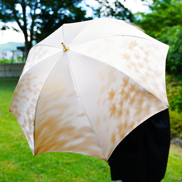 晴雨兼用　レディース　こもれび　カエデ　イエロー　スライドショート傘　使用イメージ