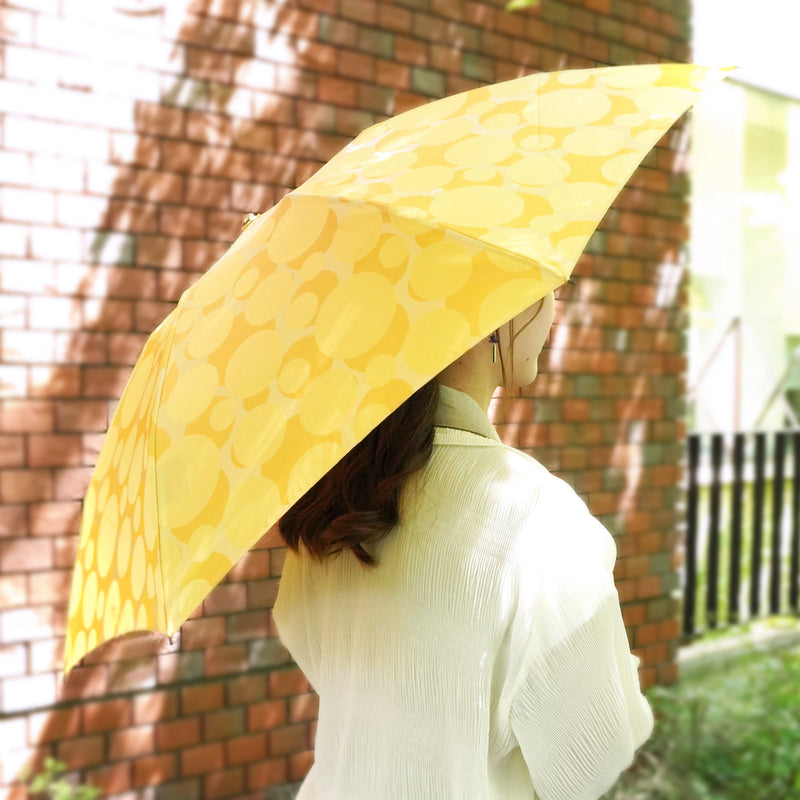 晴雨兼用　レディース　ノルディック　バブル　イエロー　折りたたみ傘　使用イメージ