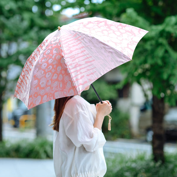 晴雨兼用 レディース Aneqdot ローズ サーモンピンク 折りたたみ傘 使用イメージ
