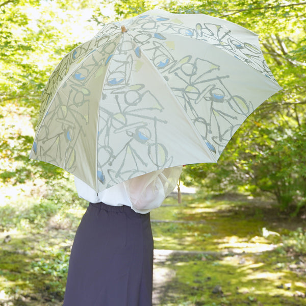 晴雨兼用　レディース　Aneqdot　踊る　グリーン　折りたたみ傘　使用イメージ