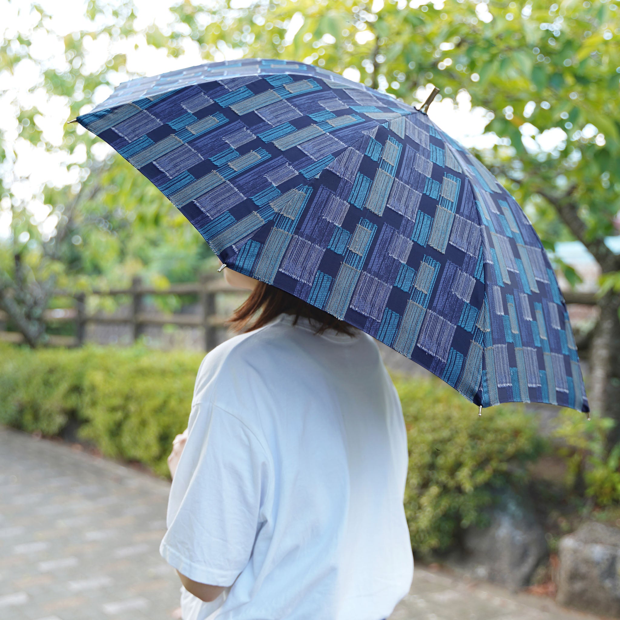 晴雨兼用日傘 feel.t ブロックカット ダークブルー　使用イメージ