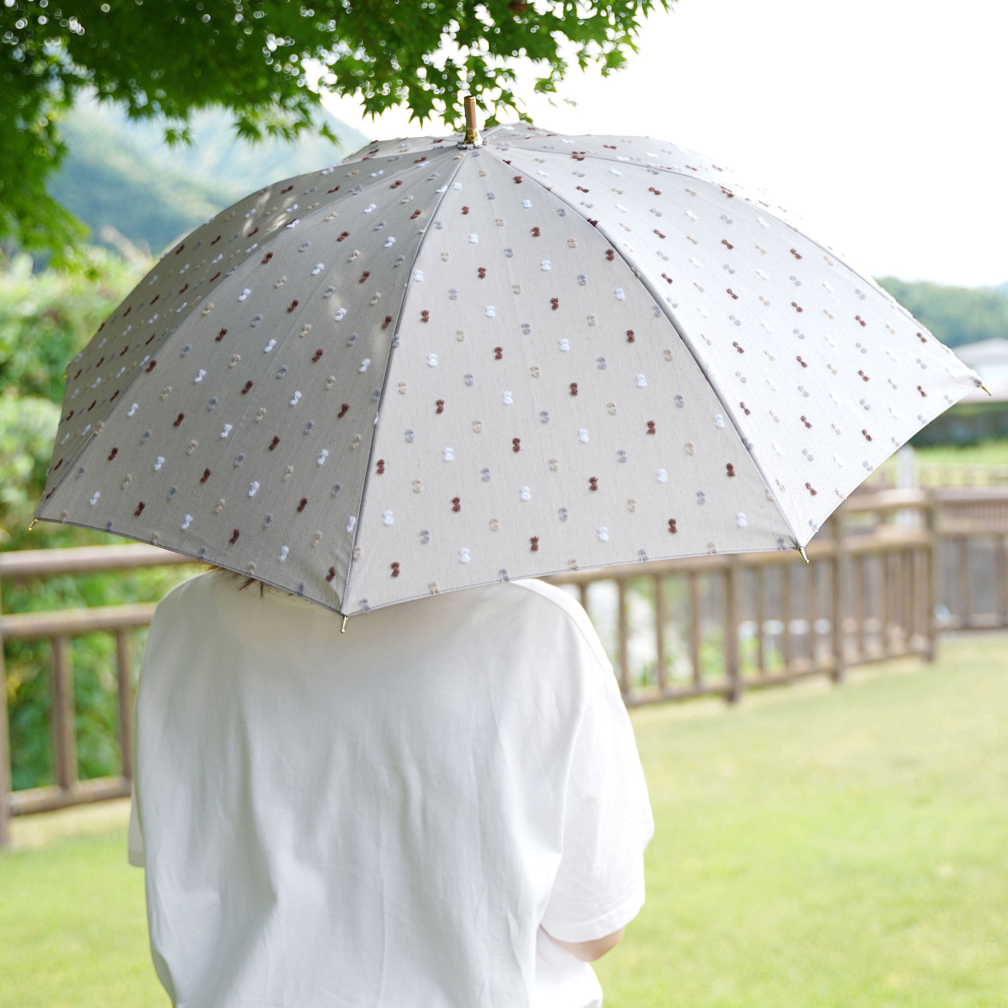 晴雨兼用日傘 feel.t 多色ボンボン ベージュ　使用イメージ