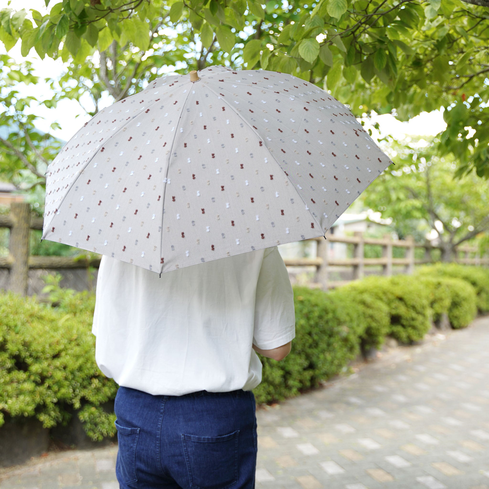 晴雨兼用日傘 折りたたみ feel.t 多色ボンボン ベージュ　使用イメージ