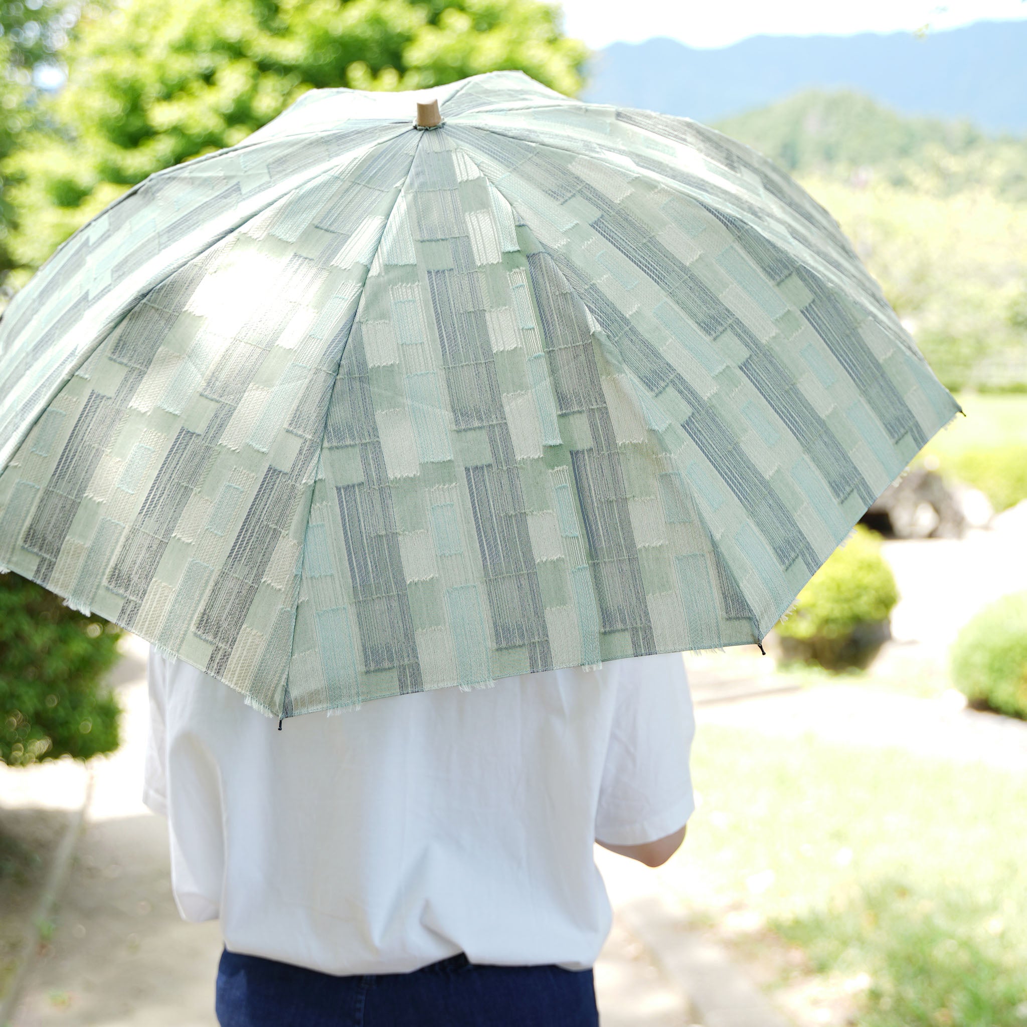 晴雨兼用日傘 折りたたみ feel.t ブロックカット オリーブ 使用イメージ