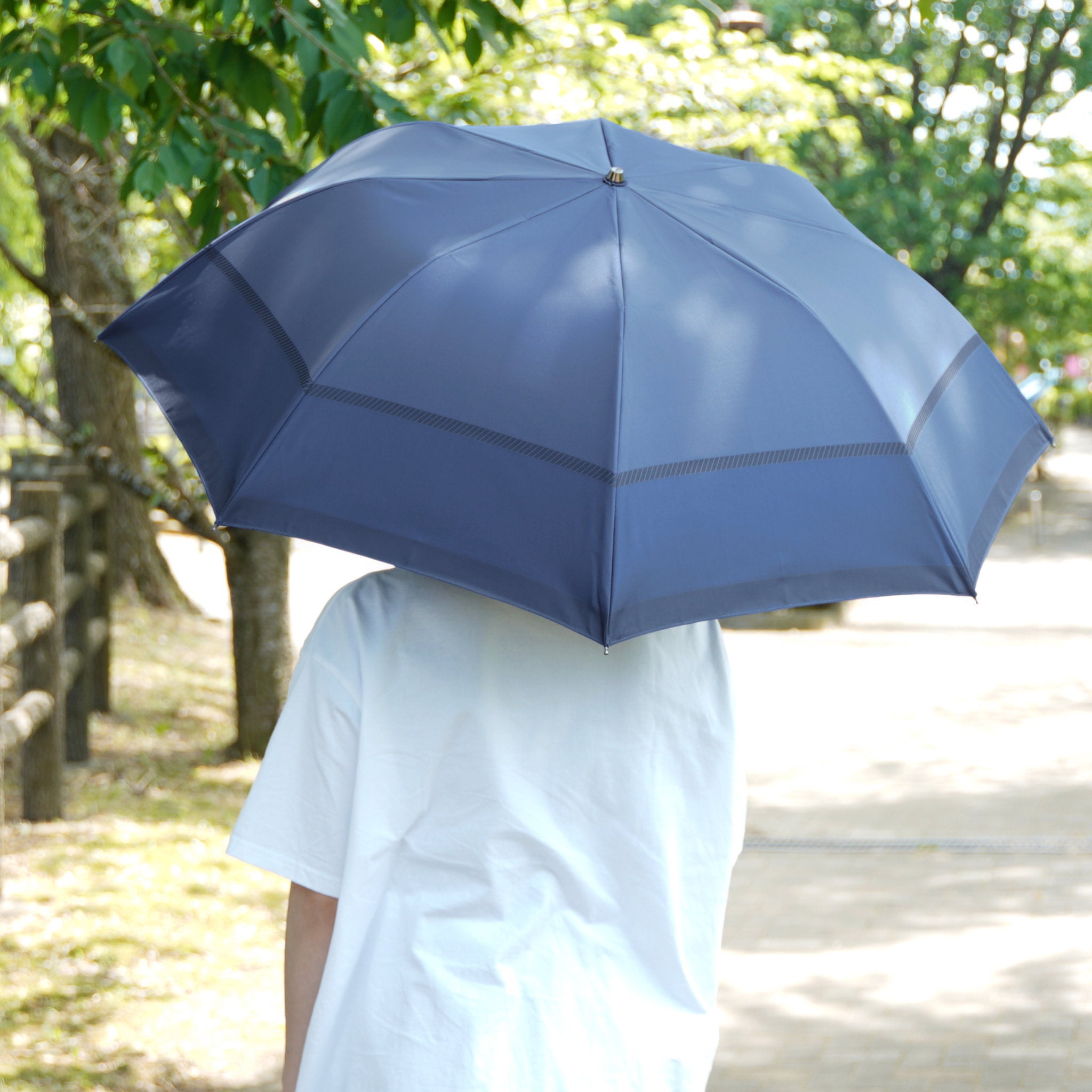 kazasu　折りたたみ傘　ボーダー　ダークブルー　使用イメージ