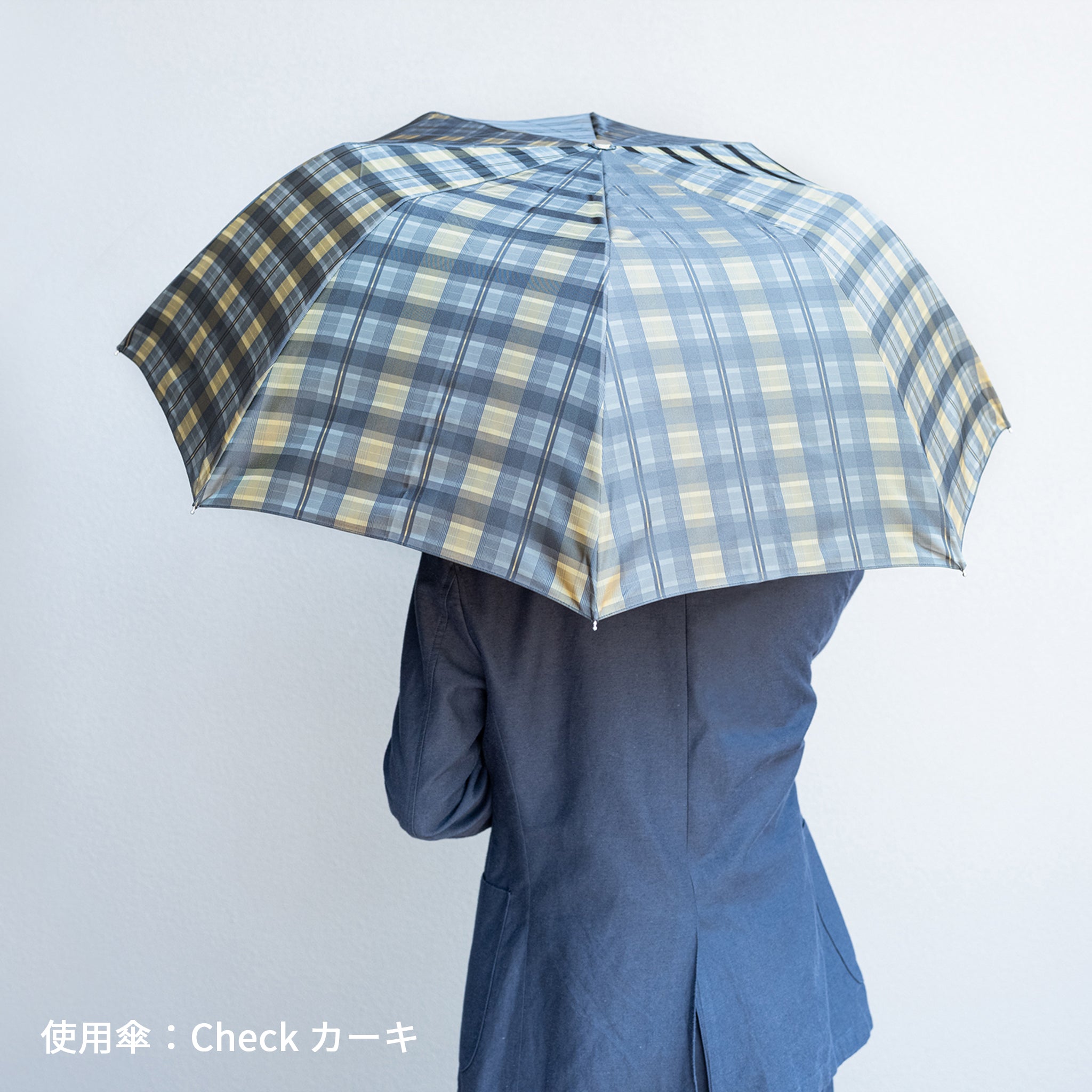 晴雨兼用　メンズ　Shade　Check　カーキ　折りたたみ傘　使用イメージ