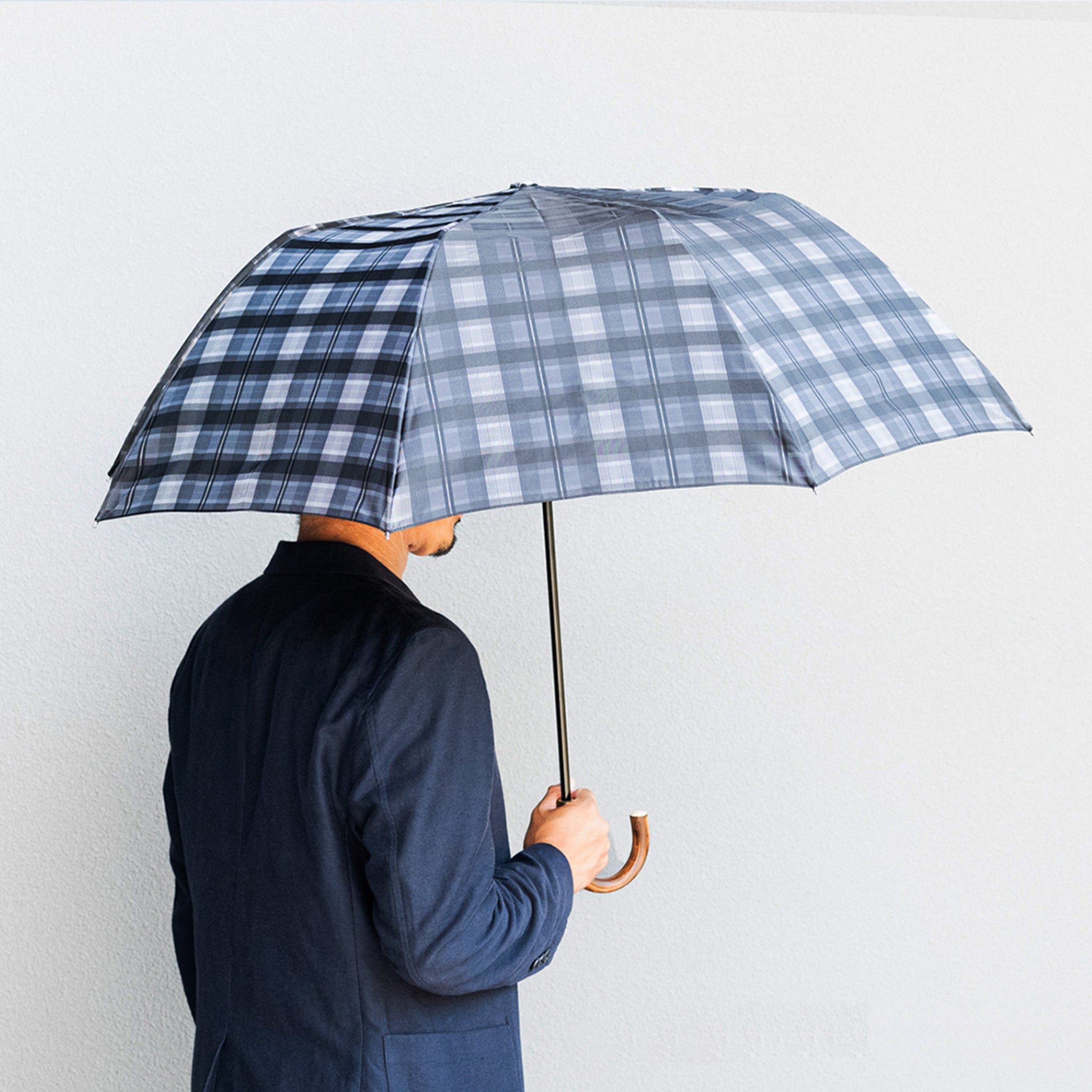 晴雨兼用　メンズ　Shade　Check　グレー　折りたたみ傘　使用イメージ