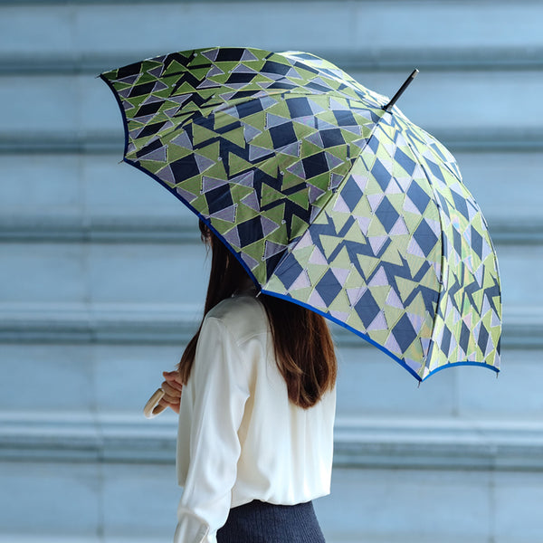 晴雨兼用　レディース　fusion　RIBBON　ネイビー　長傘　使用イメージ