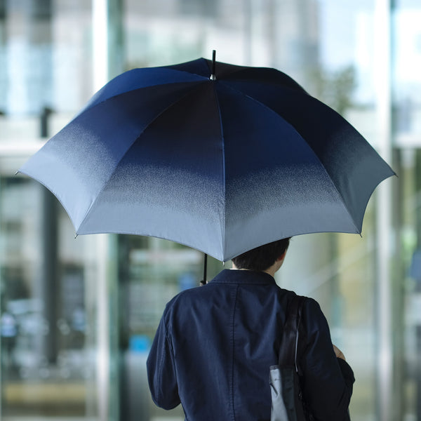 晴雨兼用　メンズ　RefleCouture　プラチナ　長傘　使用イメージ