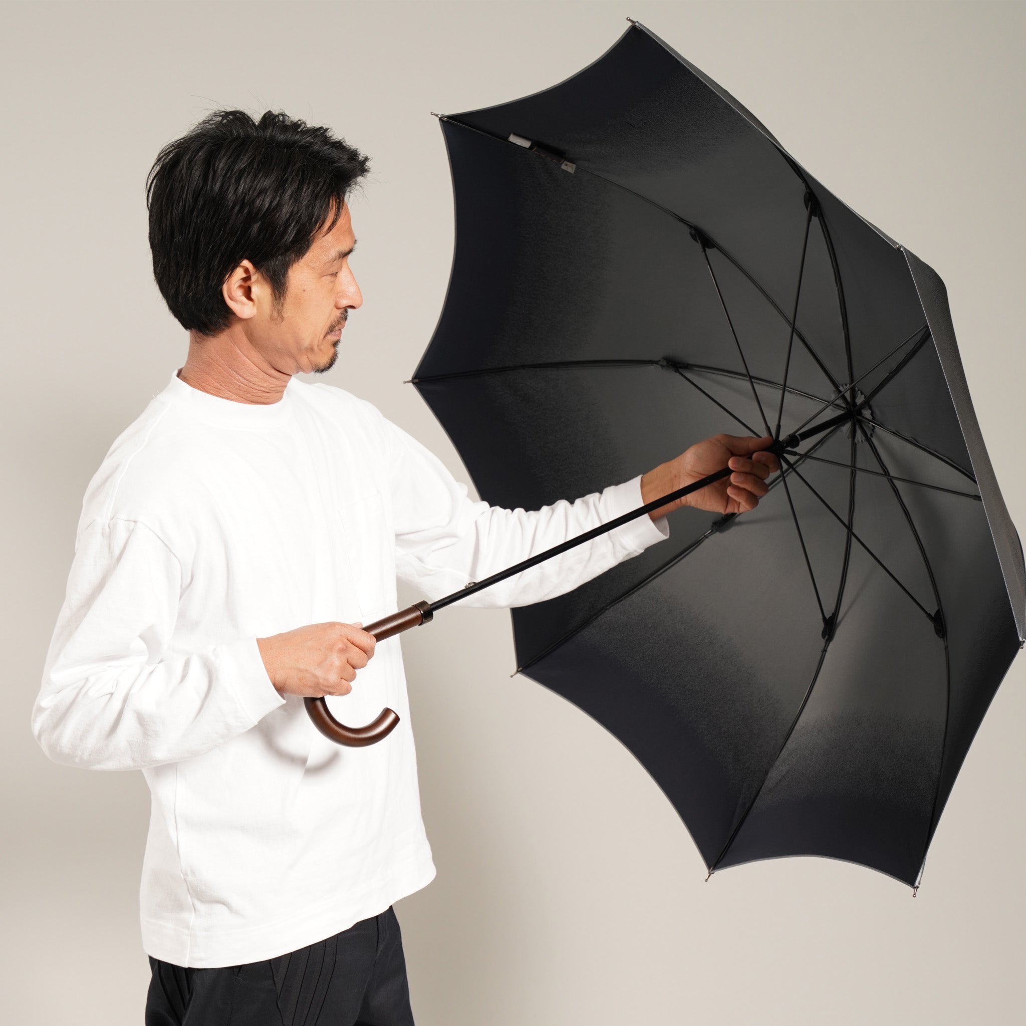 晴雨兼用　メンズ　RefleCouture　プラチナ　長傘　使用イメージ
