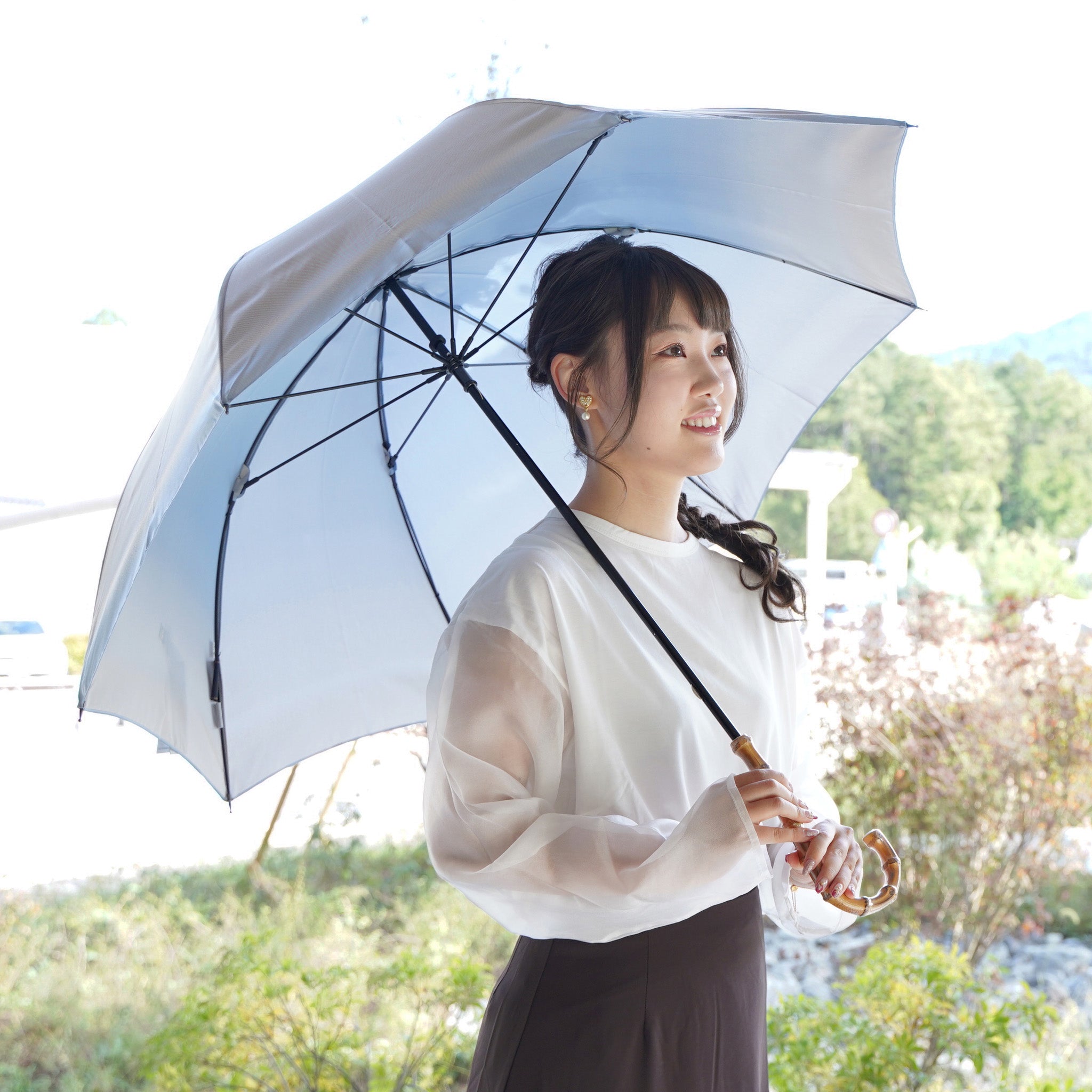晴雨兼用　レディース　RefleCouture　ペールブルー　長傘　使用イメージ