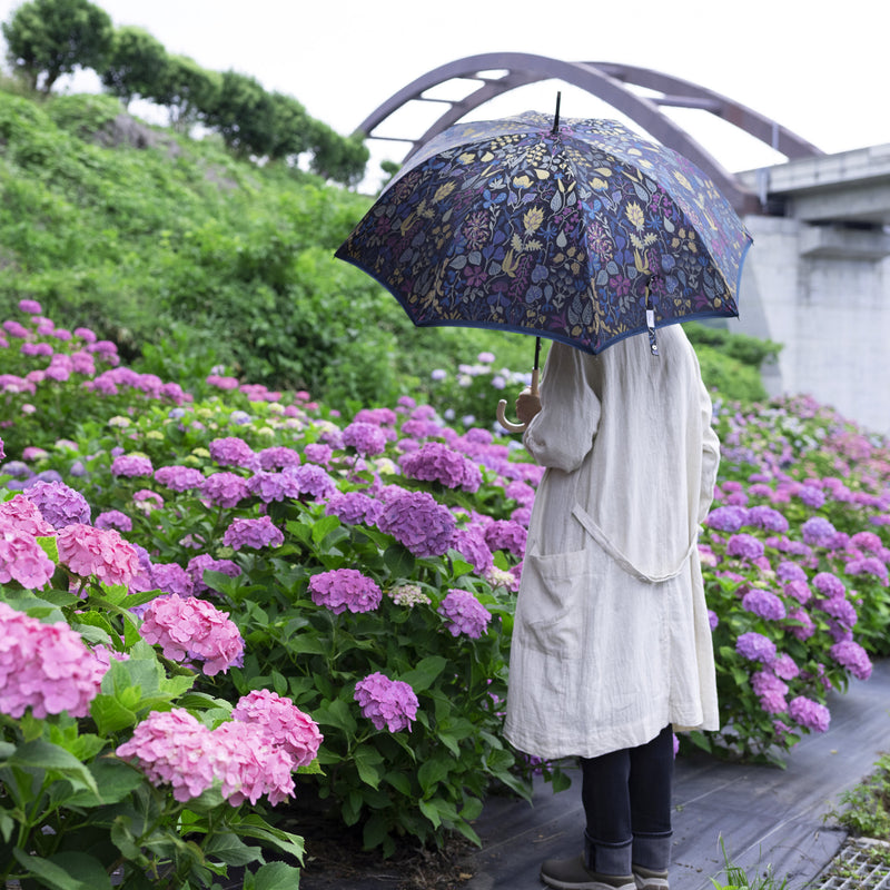 晴雨兼用　レディース　Stig L. HERBARIUM　グリーン　長傘　使用イメージ