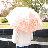 晴雨兼用　レディース　こもれび　カエデ　オレンジ　折りたたみ傘　使用イメージ