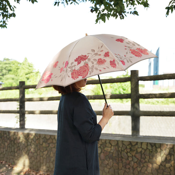 晴雨兼用　レディース　絵おり　バラ　ピンク　折りたたみ傘　使用イメージ
