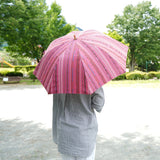 晴雨兼用　レディース　feel.t　ステッチストライプ　ピンク　スライドショート傘　使用イメージ